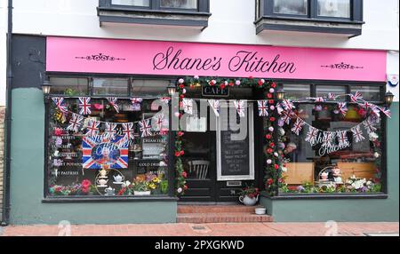 Rottingdean , Brighton UK 2. Mai 2023 - Shane's Kitchen Cafe in Rottingdean Village nahe Brighton ist gut vorbereitet und dekoriert für die bevorstehende Krönung von König Charles III am Samstag, den 6. Mai : Credit Simon Dack / Alamy Live News Stockfoto