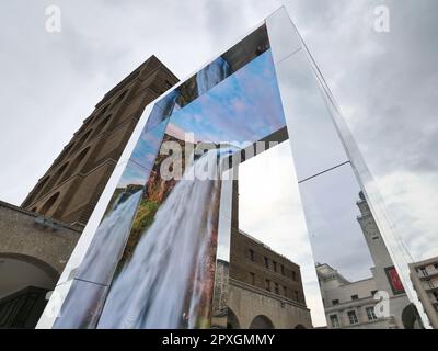 Das Tor, eine virtuelle Tür zwischen Bergamo Brescia mit einem hochtechnologischen und kommunikativen Inhalt, der sich über moderne Bildschirme verbinden kann Stockfoto