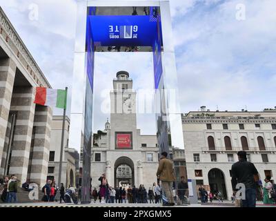 Das Tor, eine virtuelle Tür zwischen Bergamo Brescia mit einem hochtechnologischen und kommunikativen Inhalt, der sich über moderne Bildschirme verbinden kann Stockfoto