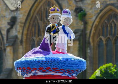 Bridport, Dorset, Großbritannien. 2. Mai 2023 Vor der Krönung des Königs am Samstag schmückt eine gehäkelte Briefkastenauflage von König Charles III. Und Königin Camilla ein Säulenfach auf der South Street in Bridport in Dorset. Bildnachweis: Graham Hunt/Alamy Live News Stockfoto