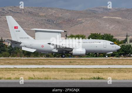 KONYA, TURKIYE - 30. JUNI 2022: Türkische Luftwaffe Boeing E-7T Peace Eagle (33963) Rolling auf dem Flughafen Konya während der Übung der Anatolischen Luftwaffe Eagle Stockfoto