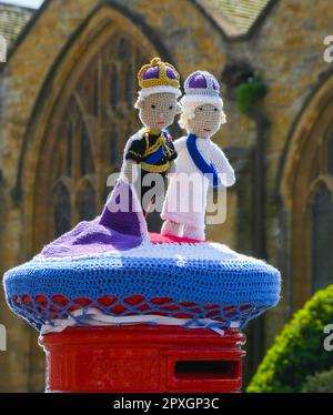 Bridport, Dorset, Großbritannien. 2. Mai 2023 Vor der Krönung des Königs am Samstag schmückt eine gehäkelte Briefkastenauflage von König Charles III. Und Königin Camilla ein Säulenfach auf der South Street in Bridport in Dorset. Bildnachweis: Graham Hunt/Alamy Live News Stockfoto