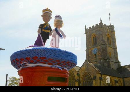 Bridport, Dorset, Großbritannien. 2. Mai 2023 Vor der Krönung des Königs am Samstag schmückt eine gehäkelte Briefkastenauflage von König Charles III. Und Königin Camilla ein Säulenfach auf der South Street in Bridport in Dorset. Bildnachweis: Graham Hunt/Alamy Live News Stockfoto