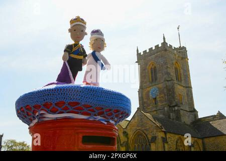 Bridport, Dorset, Großbritannien. 2. Mai 2023 Vor der Krönung des Königs am Samstag schmückt eine gehäkelte Briefkastenauflage von König Charles III. Und Königin Camilla ein Säulenfach auf der South Street in Bridport in Dorset. Bildnachweis: Graham Hunt/Alamy Live News Stockfoto