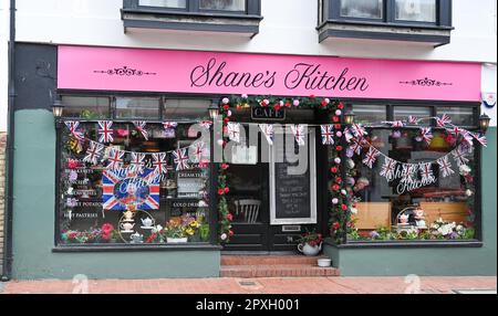 Rottingdean , Brighton UK 2. Mai 2023 - Shane's Kitchen Cafe in Rottingdean Village nahe Brighton ist gut vorbereitet und dekoriert für die bevorstehende Krönung von König Charles III am Samstag, den 6. Mai : Credit Simon Dack / Alamy Live News Stockfoto