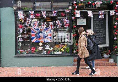 Rottingdean , Brighton UK 2. Mai 2023 - Shane's Kitchen Cafe in Rottingdean Village nahe Brighton ist gut vorbereitet und dekoriert für die bevorstehende Krönung von König Charles III am Samstag, den 6. Mai : Credit Simon Dack / Alamy Live News Stockfoto