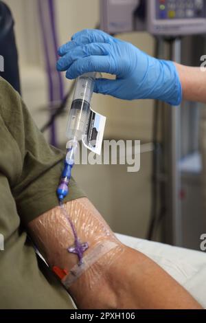 Chemotherapie-Medikament Fluorouracil wird in Picc Line des männlichen Krebspatienten im Krankenhaus Surrey England injiziert Stockfoto