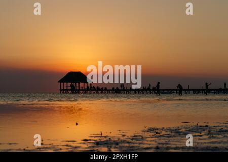 Punta Coco Beach Sonnenuntergang Holzdeck Pier, die in das Meer führt. In Holbox Quintana Roo Mexiko. Stockfoto