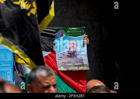 Gaza, Palästina. 02. Mai 2023. Die Menschen versammeln sich vor dem Gebäude des Internationalen Komitees vom Roten Kreuz (IKRK) in Gaza-Stadt, während sie das Poster des palästinensischen Gefangenen Khader Adnan halten, der nach einem 87-tägigen Hungerstreik in einem israelischen Gefängnis am 02. Mai 2023 starb. Khader Adnan trat als Reaktion auf seine administrative Inhaftierung 66 Tage im Jahr 2012, 52 Tage im Jahr 2015, 59 Tage im Jahr 2018 und 25 Tage im Jahr 2021 in den Hungerstreik. Foto: Ramez Habboub/ABACAPRESS.COM Kredit: Abaca Press/Alamy Live News Stockfoto