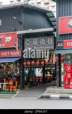 Kuala Lumpur, Malaysia - April 15,2023 : Panoramablick auf die Alor Backspace, es gibt wunderschöne Straßenkunst in der Gasse, die sich in der Nähe von Bukit Bintang befindet. Stockfoto