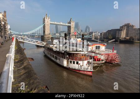 Besichtigungs-Flussboote, die an Butler's Wharf an der Shad Thames am Südufer der Themse an der Tower Bridge, Bermondsey, London, ankern Stockfoto