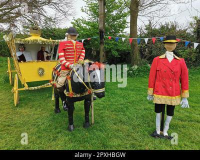 Puppen und Modelle, die die Krönung von König Charles und Königin Camilla im Dorf Plumley in Cheshire, Vereinigtes Königreich, darstellen Stockfoto