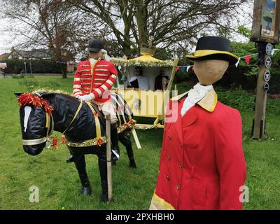 Puppen und Modelle, die die Krönung von König Charles und Königin Camilla im Dorf Plumley in Cheshire, Vereinigtes Königreich, darstellen Stockfoto