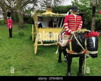 Puppen und Modelle, die die Krönung von König Charles und Königin Camilla im Dorf Plumley in Cheshire, Vereinigtes Königreich, darstellen Stockfoto