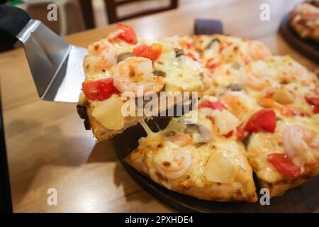 Pizza oder Shrimps und Schinkenpizza auf dem Tablett Stockfoto