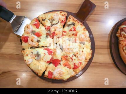 Pizza oder Shrimps und Schinkenpizza auf dem Tablett Stockfoto