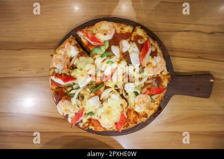 Pizza oder Garnelen und Tintenfisch-Pizza oder Meeresfrüchte-Pizza Stockfoto