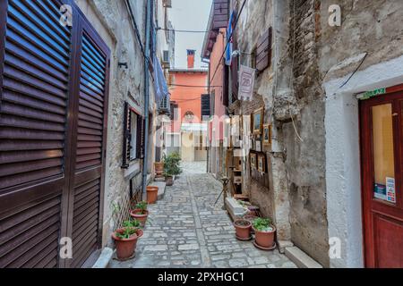 Enge Gassen und Steinhäuser, Häuser, Geschäfte, Büros, in der mittelalterlichen Altstadt von Rovinj, einem Fischereihafen an der Adria auf der Halbinsel Istrien Stockfoto
