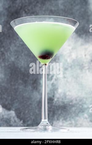 Japanischer Slipper-Cocktail in martini-Glas, garniert mit Kirsche Stockfoto