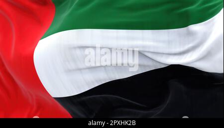 Aus nächster Nähe sehen Sie die Nationalflagge der Vereinigten Arabischen Emirate, die im Wind winkt. Die Emirate sind ein Land in Westasien. Geriffelter Stoff. Strukturierter Backgr Stockfoto