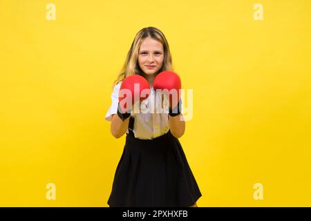 Eine bezaubernde Boxerin, die Schläge in einem Studio übt Stockfoto