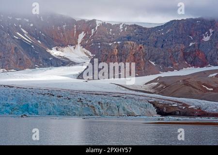 Eis und Felsen in der Hohen Arktis am 14. Juli-Gletscher auf den Svalbard-Inseln Stockfoto