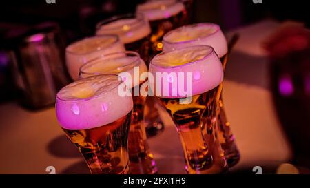 Bierbecher auf der Theke, Detailaufnahme Stockfoto