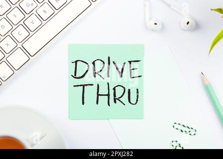 Schreiben mit Text Drive Thru, Internet Concept Place, wo Sie die Art des Service erhalten, indem Sie durch den Drive Thru fahren Stockfoto