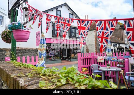 Rottingdean , Brighton UK 2. Mai 2023 - Shane's Kitchen Cafe in Rottingdean Village nahe Brighton ist gut vorbereitet und dekoriert für die bevorstehende Krönung von König Charles III am Samstag, den 6. Mai : Credit Simon Dack / Alamy Live News Stockfoto