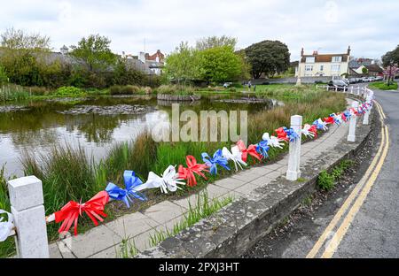 Rottingdean , Brighton UK 2. Mai 2023 - Rottingdean Village Pond nahe Brighton ist gut vorbereitet und dekoriert für die bevorstehende Krönung von König Charles III am Samstag 6. Mai : Credit Simon Dack / Alamy Live News Stockfoto