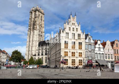 Historische Giebelgebäude, Restaurants, Bars, Cafés, Geschäfte in Grote Markt, Rathaus, mit UNESCO-Weltkulturerbe St. Rumbolds Kathedrale, Mechelen. Stockfoto