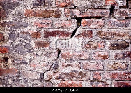Nahaufnahme einer alten gerissenen Mauer im Mauerwerk Stockfoto
