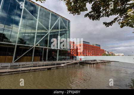 Lamot Congress, Heritage, Konferenzzentrum (links), eine ehemalige Brauerei, am Fluss Dyle mit Lamot Bridge und Djilpad Riverside Walk, Mechelen, Belgien Stockfoto