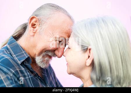 Happy Senior hat einen zarten Moment - Ältere Familienliebe Konzept - Fokus auf der Männernase Stockfoto