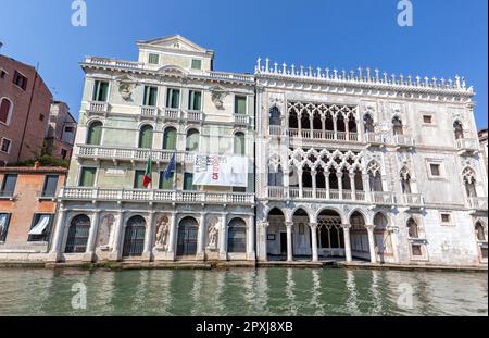 CA' d'Oro oder Palazzo Santa Sofia, Galleria Giorgio Franchetti (rechts), venezianischer gotischer Stil. Links: Palazzo Giusti, Canal Grande, Cannaregio, Venedig Stockfoto