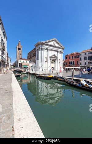 Boote auf dem Rio de San Barnaba-Kanal mit Fondamenta Alberti (links) und der St. Barnabas-Brücke mit Kirche St. Barnabas und Reflexion, Dorsoduro, Venedig Stockfoto