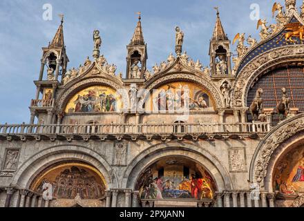 Details zum Mosaik auf der Patriarchalkirche Markusdom, Markusdom, auf dem Markusplatz, San Marco, Venedig Stockfoto