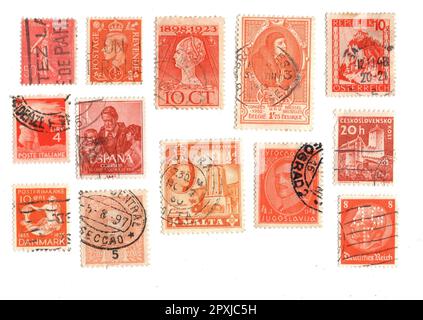 Orangefarbene Briefmarken aus Europa isoliert auf weißem Hintergrund. Stockfoto
