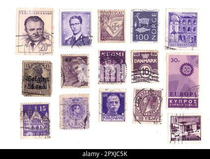 Lila klassische Briefmarken aus Europa isoliert auf weißem Hintergrund. Stockfoto