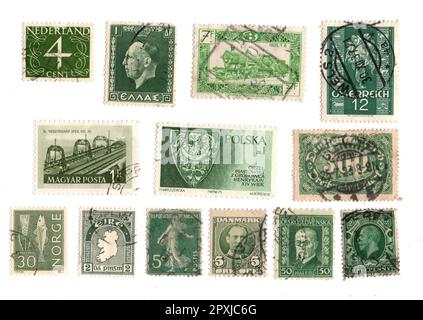 Grüne, klassische Briefmarken aus Europa isoliert auf weißem Hintergrund. Stockfoto
