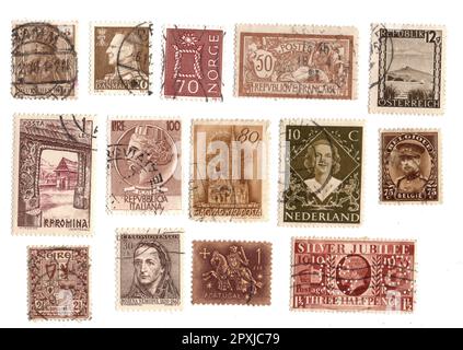 Braune, klassische Briefmarken aus Europa isoliert auf weißem Hintergrund. Stockfoto