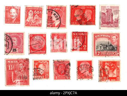Rote klassische Briefmarken aus Europa isoliert auf weißem Hintergrund. Stockfoto