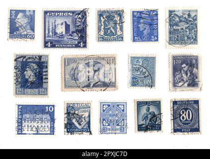 Blaue klassische Briefmarken aus Europa isoliert auf weißem Hintergrund. Stockfoto