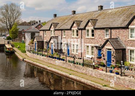Malerische Hütten am Kanal in Monmouthshire und Brecon Canal Basin in Brecon (Aberhonddu), Powys, Wales, Großbritannien Stockfoto