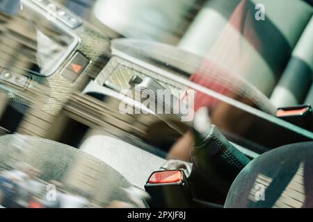 Manuelle Bremse im Innenraum eines modernen Autos, mit Reflexionen im Fenster. Stockfoto