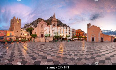 Taormina, Sizilien, Italien. Panorama-Stadtbild der malerischen Stadt Taormina, Sizilien mit Hauptplatz Piazza IX Aprile und Kirche San Giuseppe A. Stockfoto