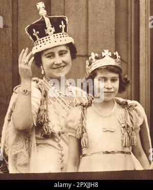 Die Königin ist mit Lady Elizabeth Bowes-Lyon (später Königin Mutter) und der jungen Prinzessin Elizabeth (später Königin Elizabeth II.) verbunden und würdigt den Jubel der Menge bei der Krönung von König George VI. Am 12. Mai 1937 Stockfoto