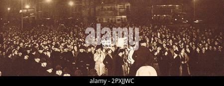 Öffentliche Demonstration in Whitehall zur Unterstützung von Edward VIII während der Abdankungskrise am 10. Dezember 1936 Stockfoto