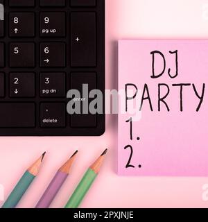 Schild mit DJ Party, Wort für Person, die aufgezeichnete populäre Musik im Radio vorstellt und spielt Stockfoto