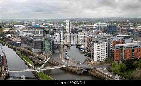 Panoramablick auf die Skyline von Leeds mit moderner Architektur und exklusiven Apartmentgebäuden am Flussufer Stockfoto